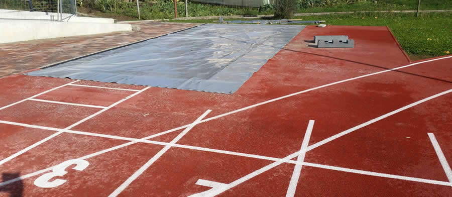Abdeckplane für rechteckigen Sandkasten im Sportpark