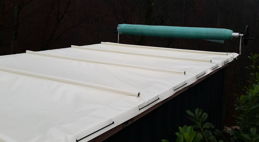 Beige Abdeckplane für Pool aus Schiffscontainer