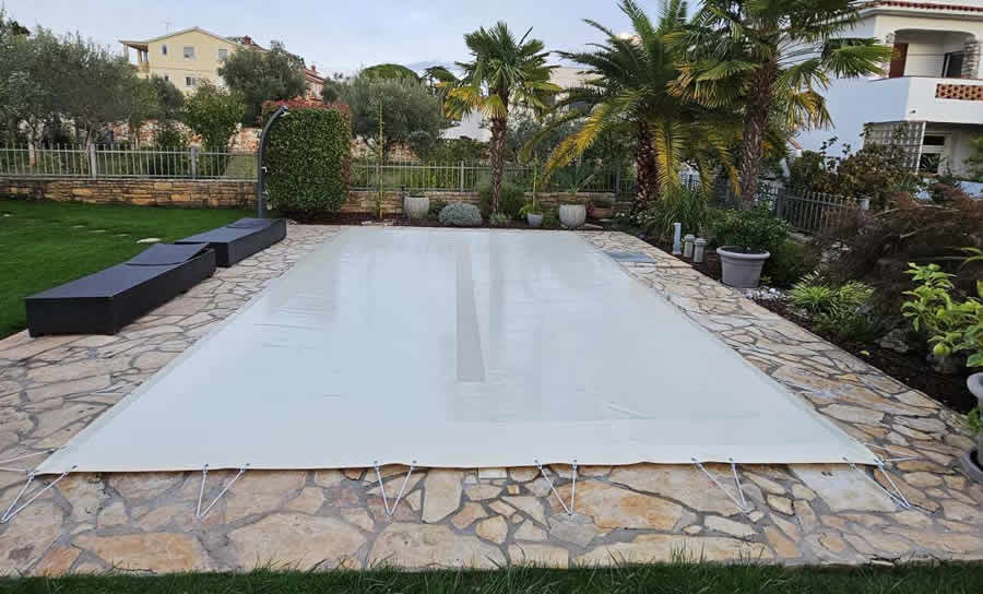 pokrivalo za prekrivanje bazena, ponjava za bazen v bež barvi napeta z elastikami