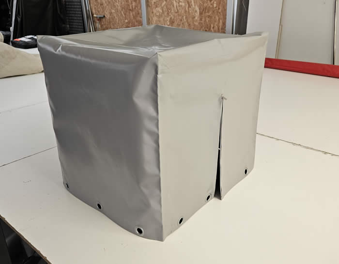 zaščitno pokrivalo v obliki kocke z zadrgo 